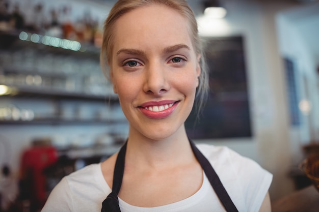 Retrato de camarera atractiva en café