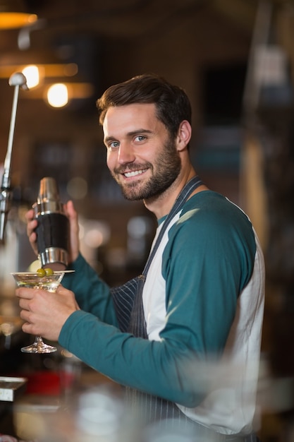 Retrato de camarero haciendo bebidas