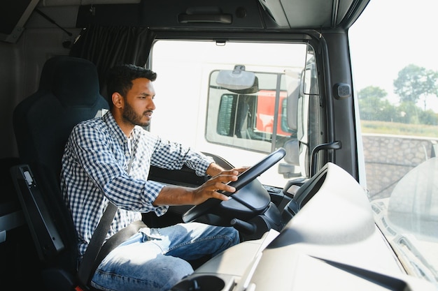 Foto retrato de un camionero indio