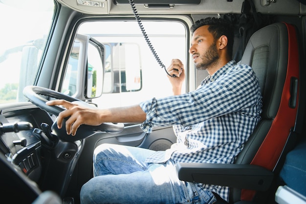 Foto retrato de un camionero indio