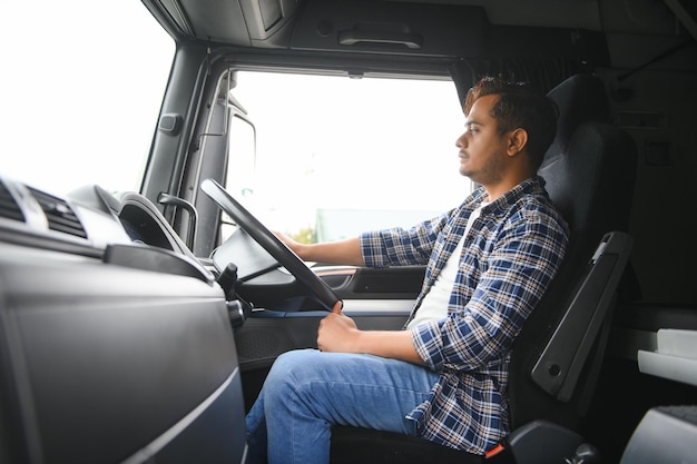 Foto retrato de un camionero indio