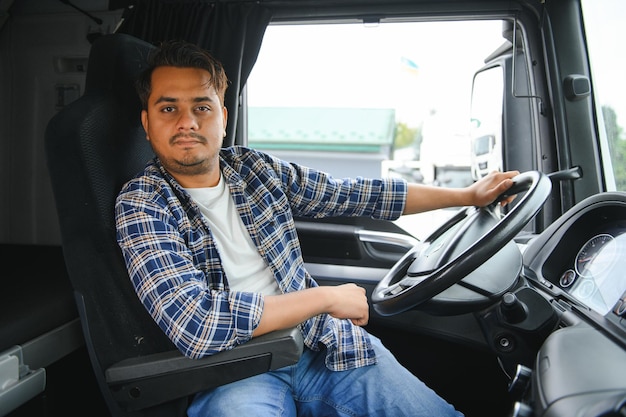 Foto retrato de un camionero indio