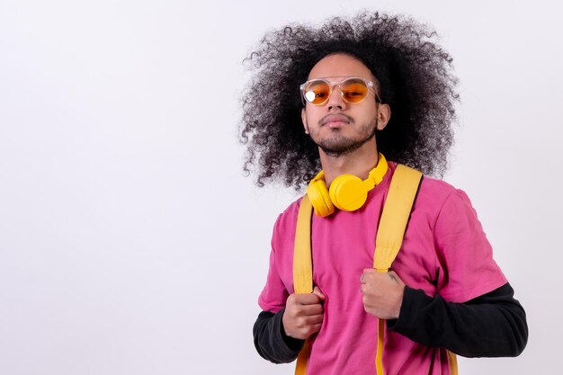 retrato, con, camiseta rosa, y, mochila, para, el, universidad, joven, con, pelo afro, blanco, plano de fondo