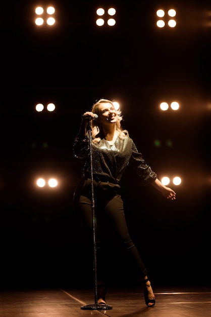 Foto retrato de una cantante en el escenario