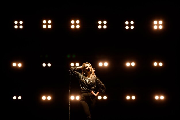 Retrato de una cantante en el escenario