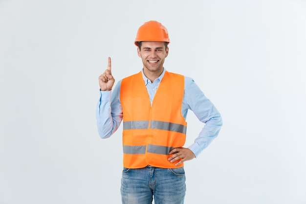 Retrato de capataz joven feliz con chaleco naranja aislado sobre fondo blanco.