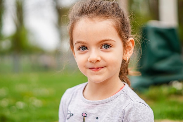 Retrato de cara de niña Niño sonriendo a la cámara Cerrar ojos azules niño