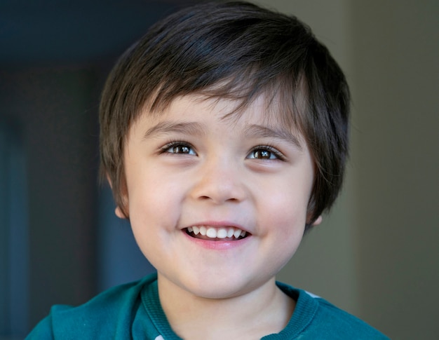 Retrato de la cara sonriente del niño activo, concepto sano de la niñez