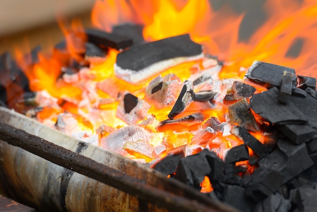 Retrato de carbones ardiendo con fuego listo para asar y barbacoa