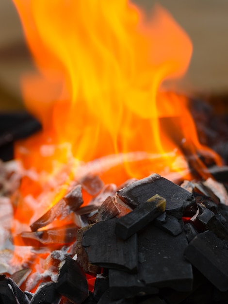 Retrato de carbones ardiendo con fuego listo para asar y barbacoa