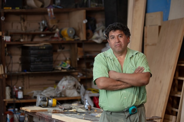 Retrato de un carpintero mexicano, carpintero en su taller