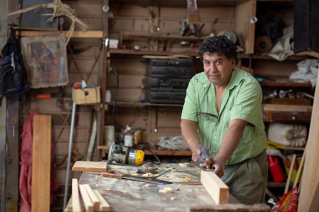 Retrato de un carpintero mexicano en su taller