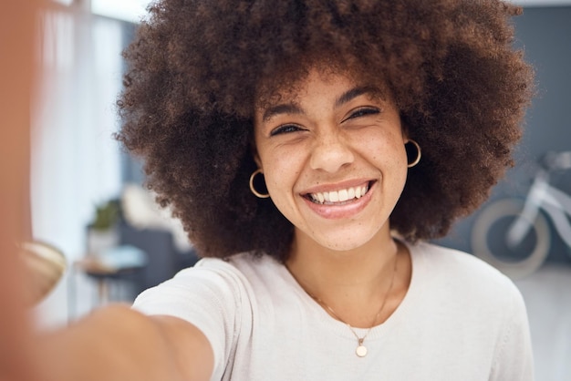 Retrato en casa y selfie de mujer afro con foto para vacaciones y fines de semana en las redes sociales Sonrisa de belleza y rostro de mujer joven en un apartamento relajante y feliz en casa o casa