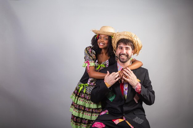 Retrato casal brasileiro em roupas de festa junina festa de são joão abraçada