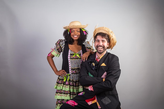 Retrato casal brasileiro em roupas de festa junina festa de São João abraçada