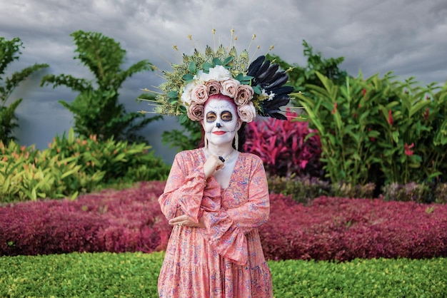 Retrato de una catrina al aire libre. Carácter típico de la celebración del Día de Muertos en México.