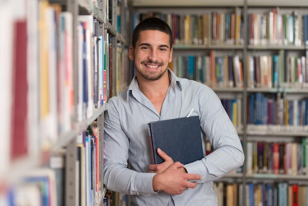 un, retrato, de, un, caucásico, estudiante universitario, hombre, en, biblioteca, poca profundidad de campo