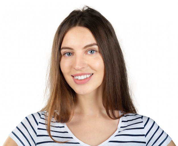 Retrato caucásico joven hermoso de la mujer aislado en el fondo blanco