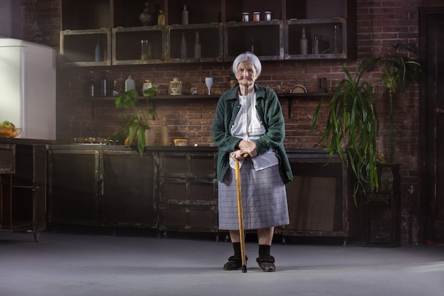 Retrato, de, caucásico, mujer mayor, con, bastón, en casa