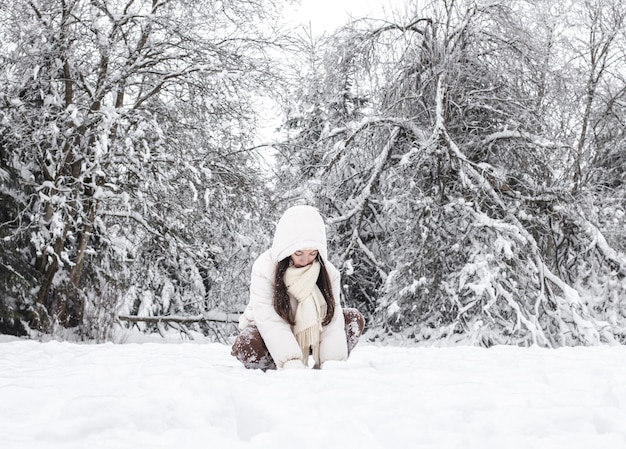 retrato, de, caucásico, niña, en, invierno, bosque