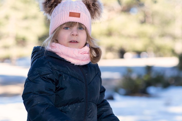 retrato, de, un, caucásico, niña, llevando, un, invierno, sombrero, copia, espacio, montaña, plano de fondo