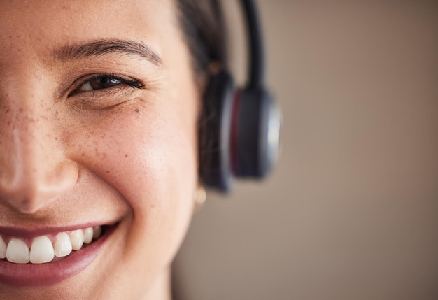 Retrato del centro de llamadas y primer plano de una mujer con auriculares para trabajar en comunicación y maqueta de la oficina de crm Sonrisa de agente y trabajador de servicio al cliente feliz para ayudar a apoyar y consultar consejos