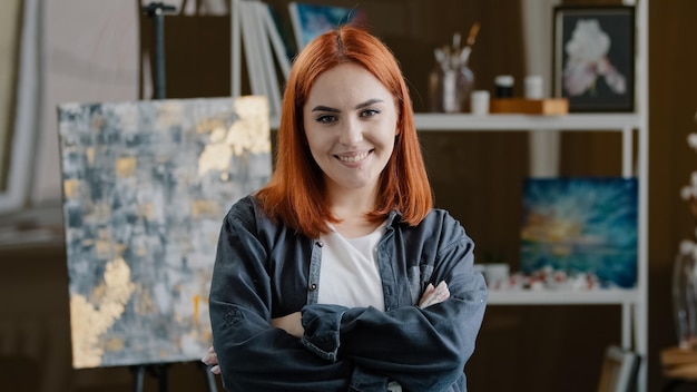 Retrato de cerca hembra feliz pintor arte estudiante universitario chica mujer artista con pelo rojo