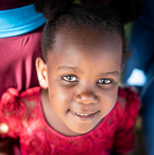 Retrato de cerca de una linda niñita africana negra