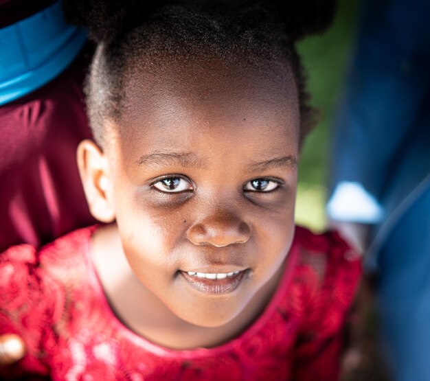 Retrato de cerca de una linda niñita africana negra