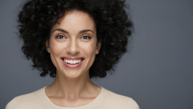 Retrato de cerca de una mujer atractiva y sonriente