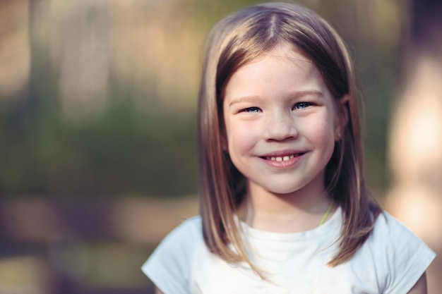 Retrato de cerca de una niña feliz al aire libre