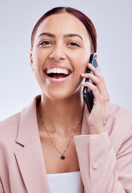Retrato chamada telefônica e mulher engraçada em comunicação em estúdio isolado em um fundo branco Rosto smartphone e pessoa feliz em conversa de negócios falando e rindo de contato em discussão
