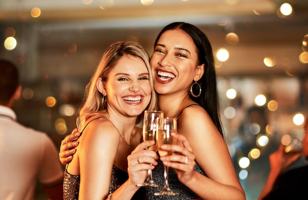 Retrato champán y discotecas con amigas bebiendo alcohol en celebración del año nuevo Diversidad de fiestas y eventos con una mujer y una amiga disfrutando de una bebida juntos en un evento social de lujo