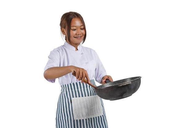 Retrato de un chef asiático cocinando comida y sosteniendo una sartén. Aislado sobre fondo blanco.