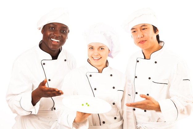 Retrato de un chef con un hombre sosteniendo un plato mientras está de pie contra un fondo blanco