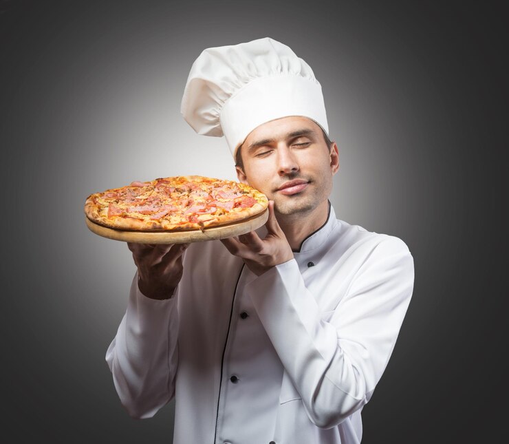 Foto retrato de un chef con los ojos cerrados que huele a pizza