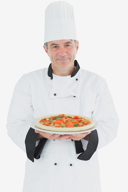 Retrato de chef con pizza