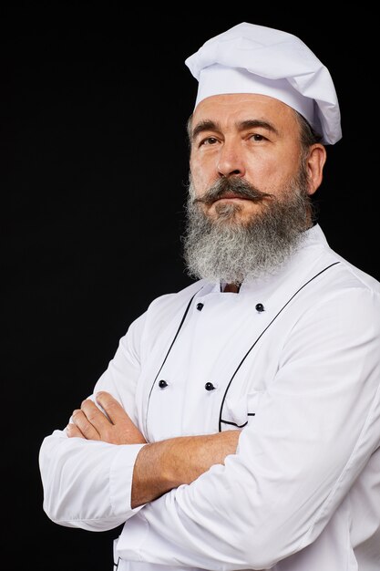 Retrato de chef profesional en negro