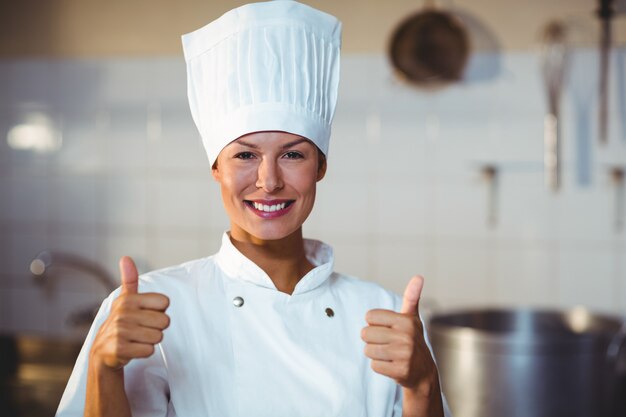 Retrato del chef sonriente mostrando los pulgares para arriba