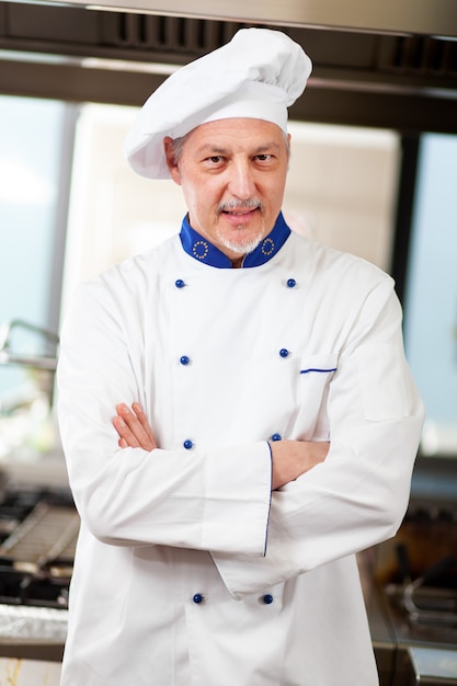 Retrato de un chef en su cocina