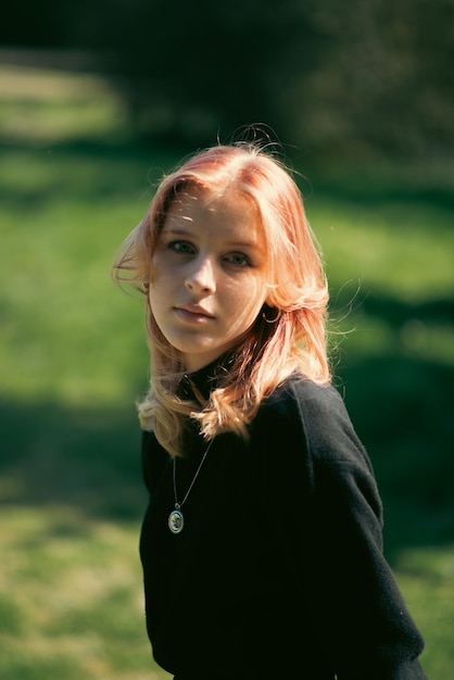 Retrato de una chica de 18 años en la calle.