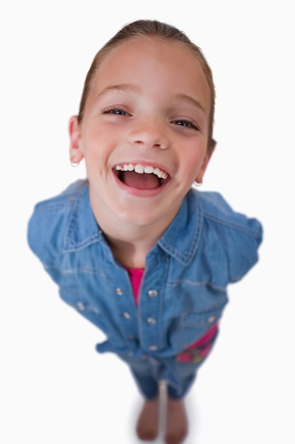 Retrato de una chica alegre sonriendo a la cámara