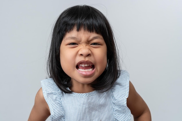 Retrato de una chica asiática emocional enojada gritando y gritando frustrada con gritos locos de ira