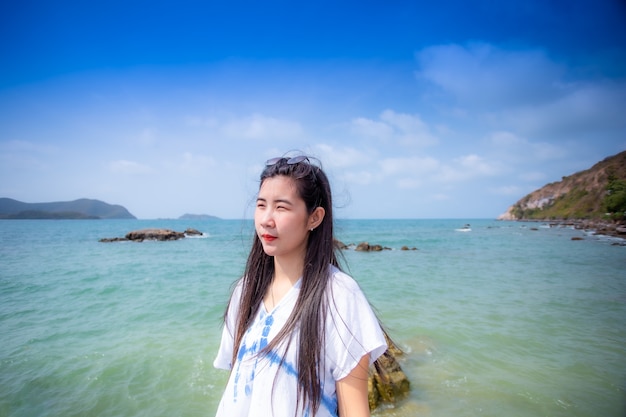 Retrato de una chica asiática feliz en la playa de vacaciones agradables en verano