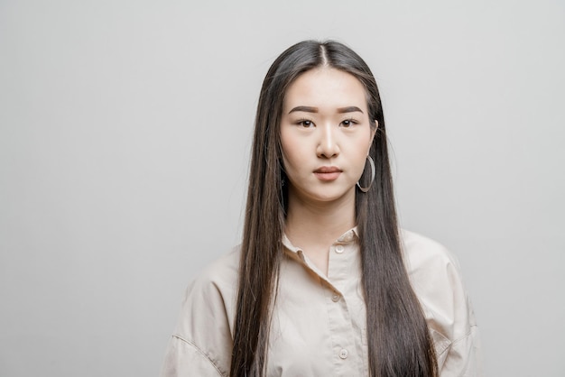 Retrato de una chica asiática sobre un fondo claro
