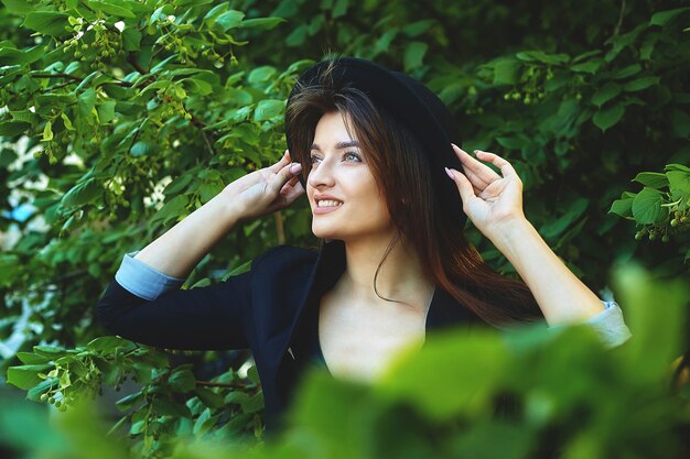 Retrato de una chica atractiva en la noche en un parque de la ciudad