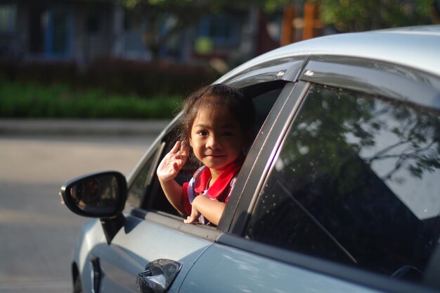 Foto retrato de una chica en un coche