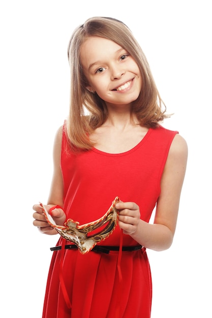 Retrato de una chica encantadora con una máscara roja