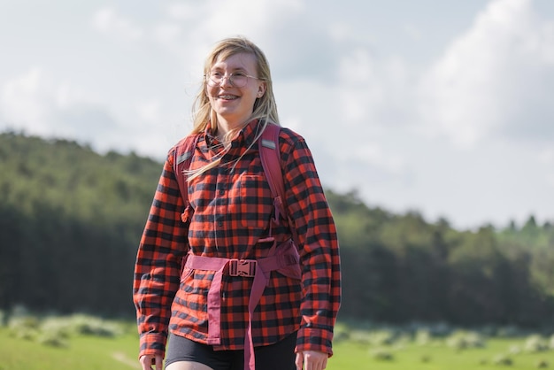 Retrato de una chica excursionista en la naturaleza