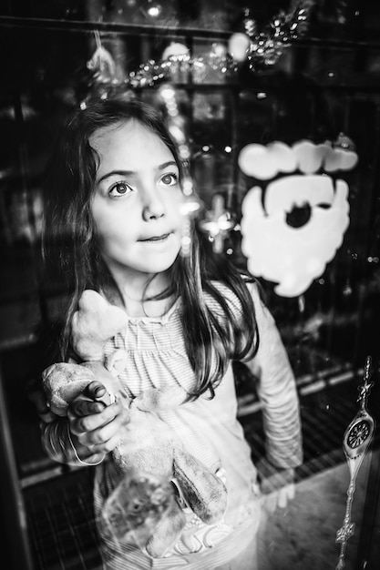 Foto retrato de una chica feliz durante los días de navidad